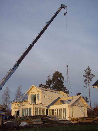 montering av II van fran igelkottsv 43116 tomt 2.JPG - andra våningen monterad, montering av balkar pågår